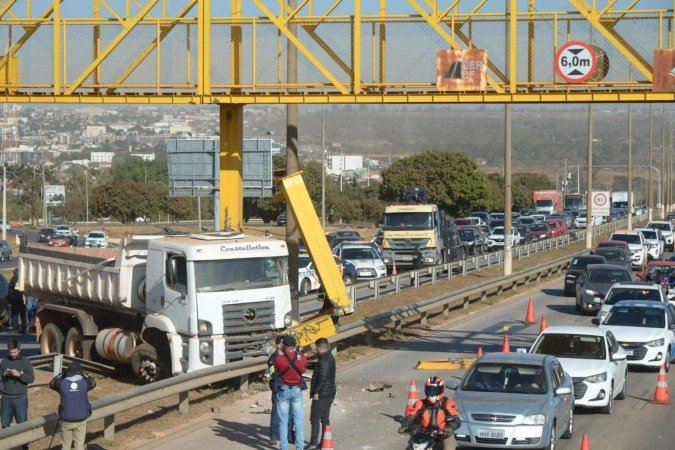 Caminhão bate em passarela de pedestres na Estrutural após acidente com carro - (crédito: Ed Alves/CB/D.A Press) Caminhão bate em passarela de pedestres na Estrutural após acidente com carro - (crédito: Ed Alves/CB/D.A Press)