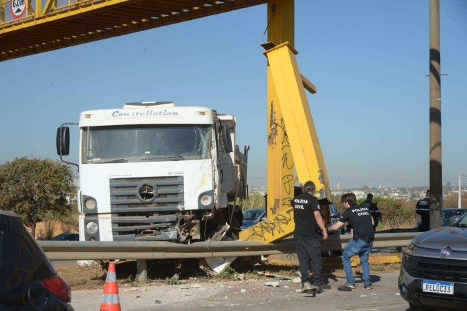 Caminhão bate em passarela de pedestres na Estrutural após acidente com carro
 -  (crédito: Ed Alves/CB/D.A Press)