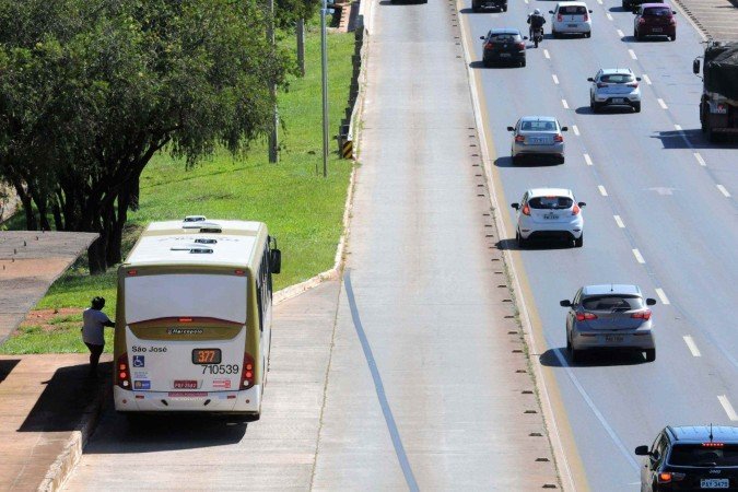 Faixa exclusiva de ônibus da EPTG foi liberada após acidente com caminhão atingir estrutura da passarela na Estrutural -  (crédito: Paulo H. Carvalho/Agência Brasília)