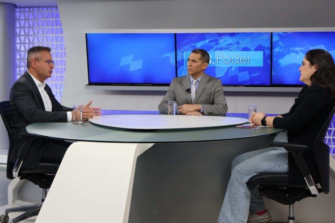 O presidente do Sinfor-DF, Carlos Jacobino (E), no CB.Poder. Na bancada, os jornalistas Carlos Alexandre de Souza e Jaqueline Fonseca
- (crédito: Bruna Gaston/CB/D.A Press) O presidente do Sinfor-DF, Carlos Jacobino (E), no CB.Poder. Na bancada, os jornalistas Carlos Alexandre de Souza e Jaqueline Fonseca
- (crédito: Bruna Gaston/CB/D.A Press)