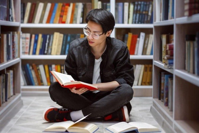 A leitura regular ajuda os estudantes a desenvolver habilidades de interpretação de texto, ampliar o repertório para a construção textual e aprimorar a escrita (Imagem: Prostock-studio | Shutterstock) -  (crédito: EdiCase)