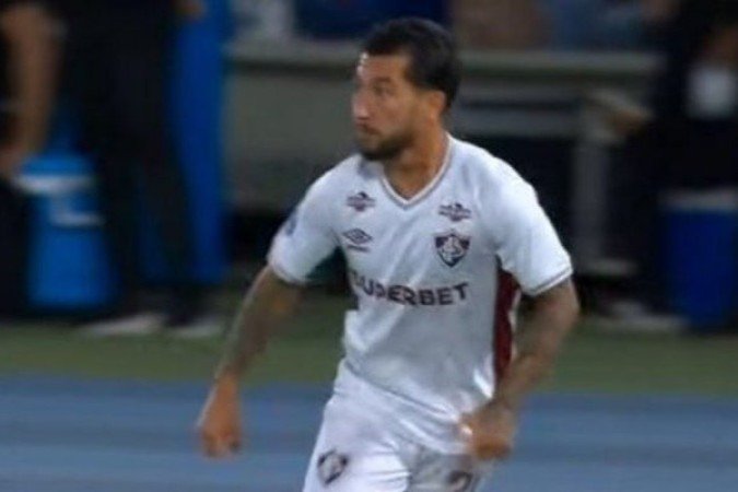 LUCHO ACOSTA - Estreou pelo Fluminense, mas foi discreto. Parecia perdido e não conseguiu ser muito participativo. Quando teve a bola, não foi muito eficiente. NOTA: 5,0 - Foto: Reprodução