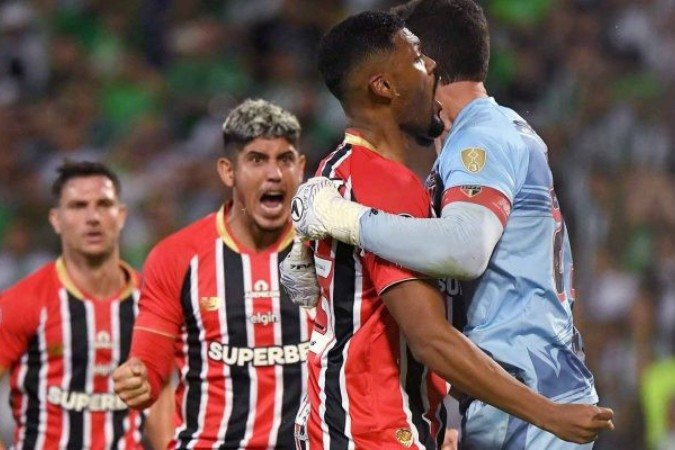 Rafael é celebrado pelo companheiros do São Paulo após defender um pênalti cobrado por Cardona, sustentando o empate em 0 a 0 - (crédito: Foto: Divulgação / Conmebol) Rafael é celebrado pelo companheiros do São Paulo após defender um pênalti cobrado por Cardona, sustentando o empate em 0 a 0 - (crédito: Foto: Divulgação / Conmebol)