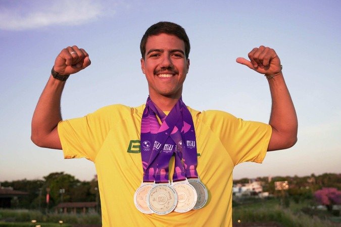 Miguel Marques, atleta de Remo do Time Brasil, posa para fotos com suas medalhas   