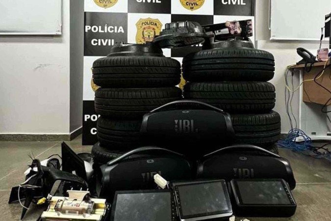 Quadrilha furtava estepes e airbags e revendia em feira - (crédito: PCDF) Quadrilha furtava estepes e airbags e revendia em feira - (crédito: PCDF)
