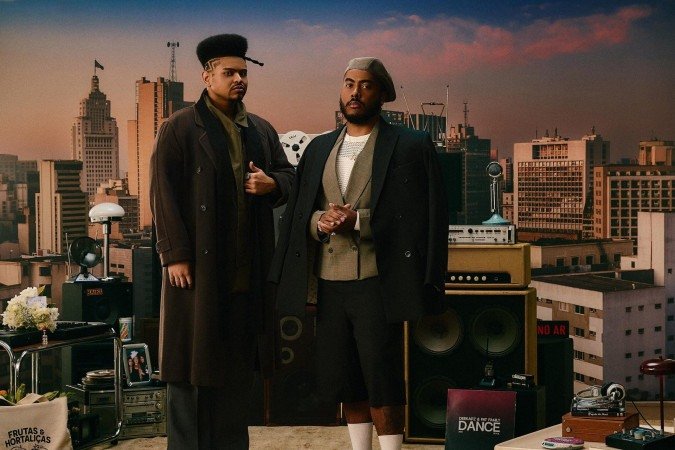 Após 11 anos, dupla de Djs Deekapz lança primeiro álbum de estúdio
- (crédito: Bruna Sussekind / Divulgação) Após 11 anos, dupla de Djs Deekapz lança primeiro álbum de estúdio
- (crédito: Bruna Sussekind / Divulgação)