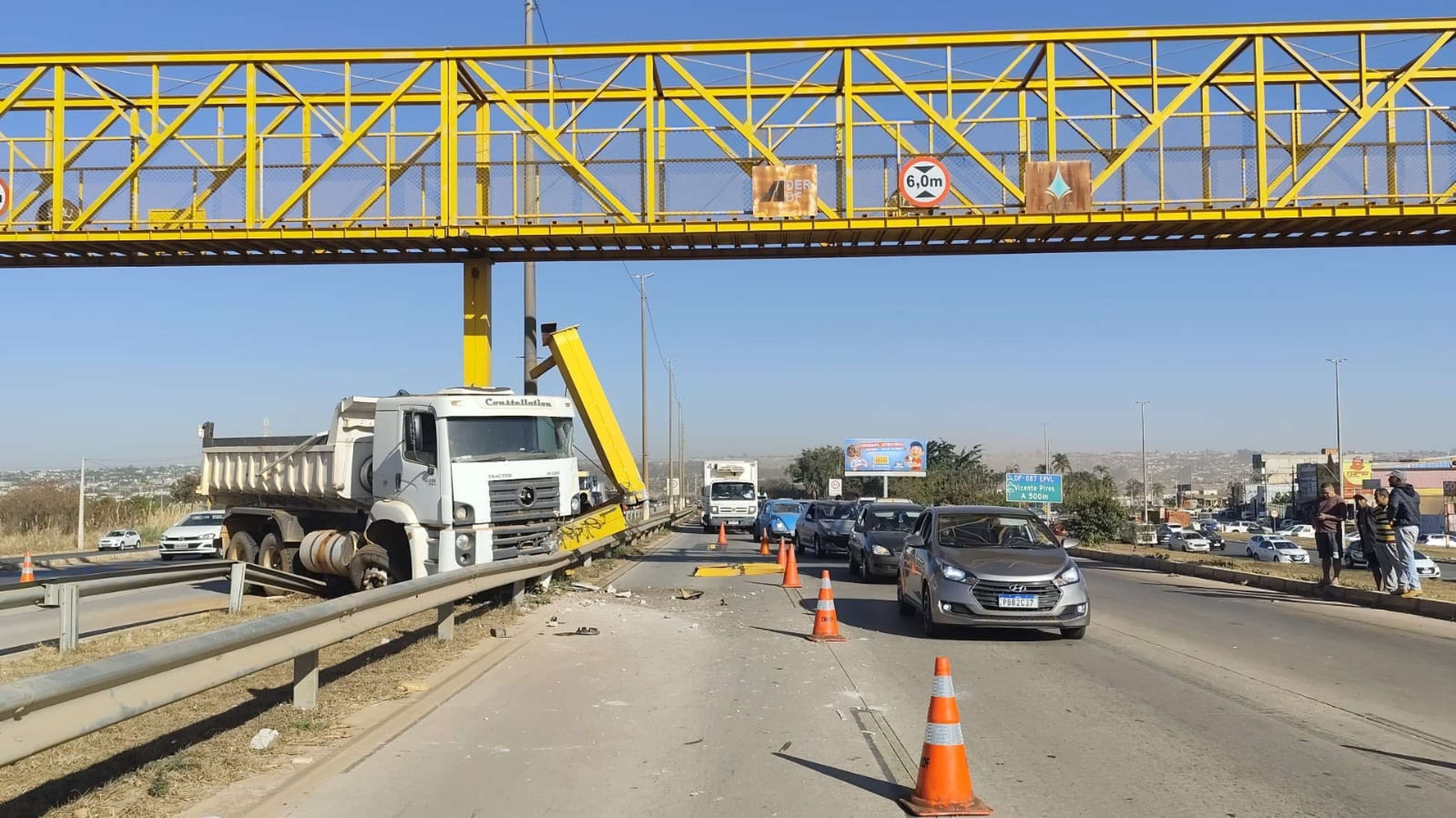 Caminhão bate em passarela de pedestres na Estrutural após acidente com carro 