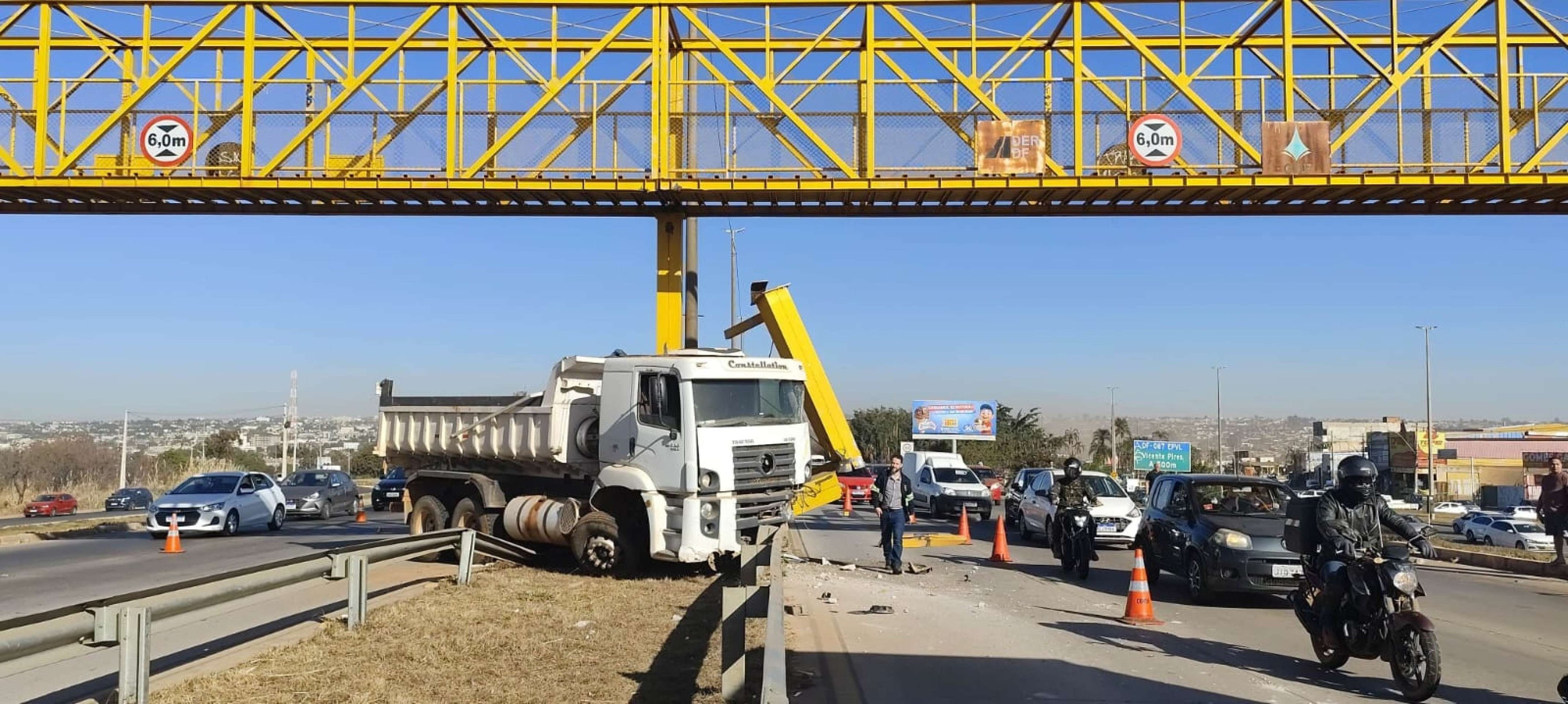 Caminhão bate em passarela de pedestres na Estrutural após acidente com carro 