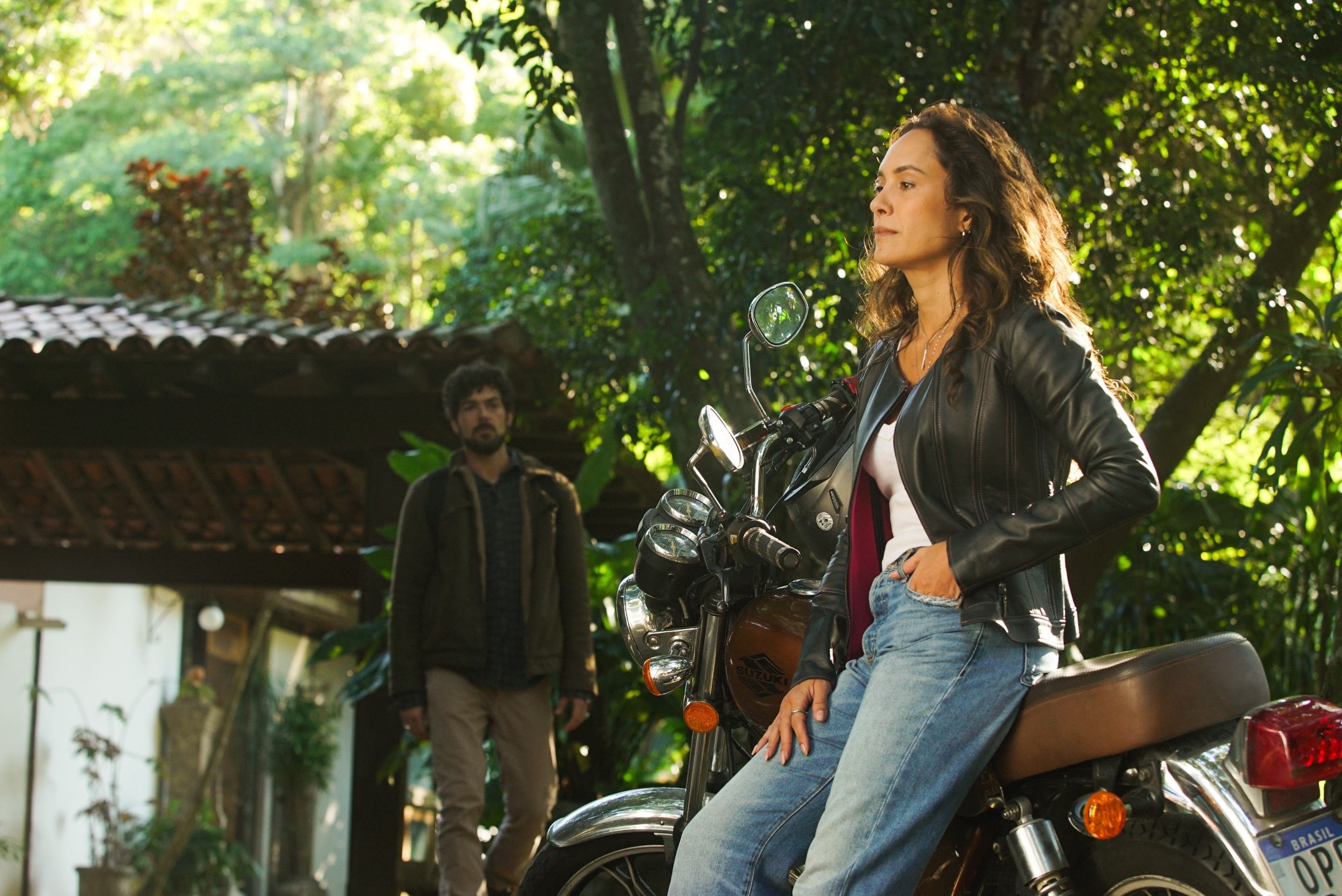 Fernanda Thurann e Lucca Pougy no longa "Amantes"