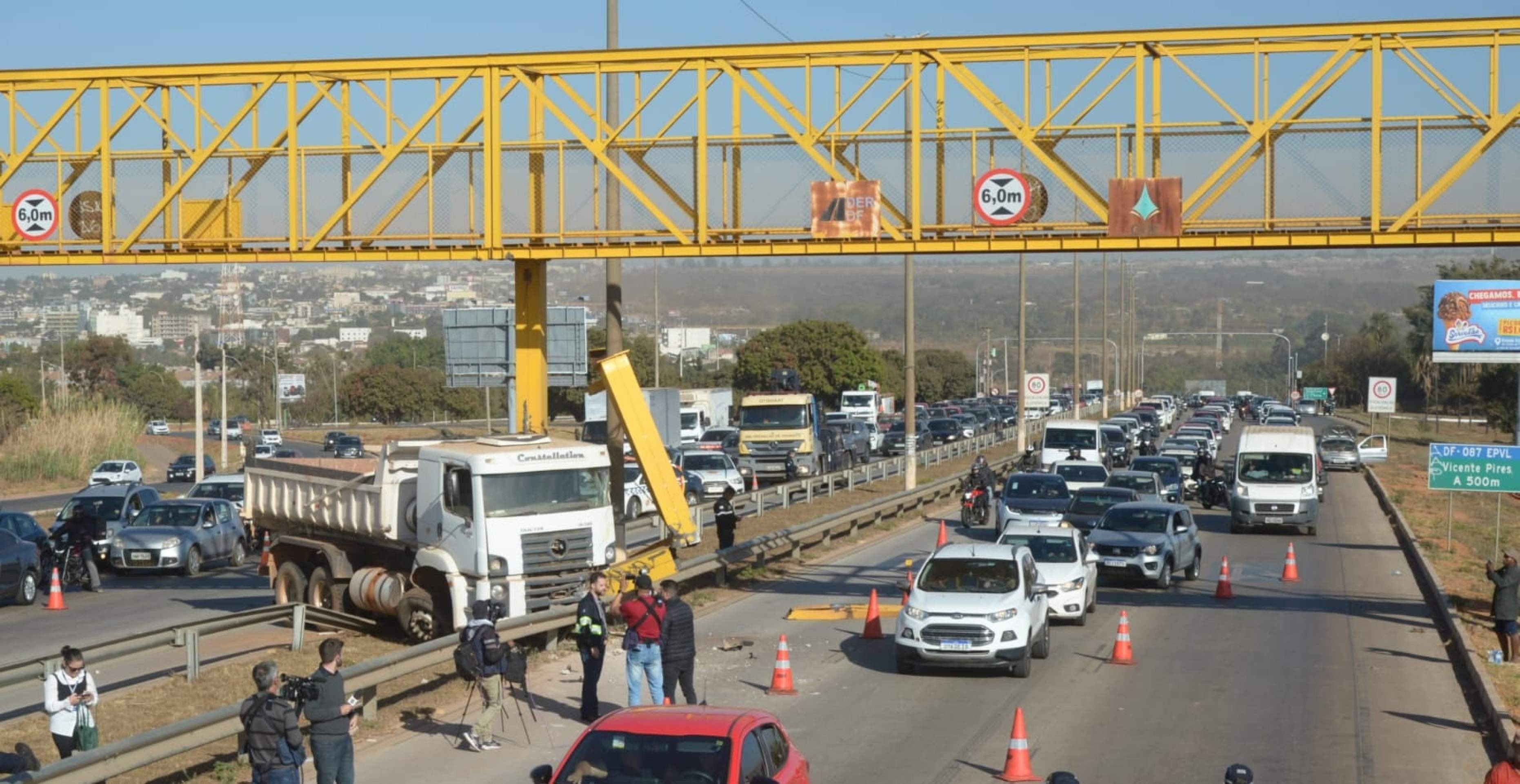 Caminhão bate em passarela de pedestres na Estrutural após acidente com carro 