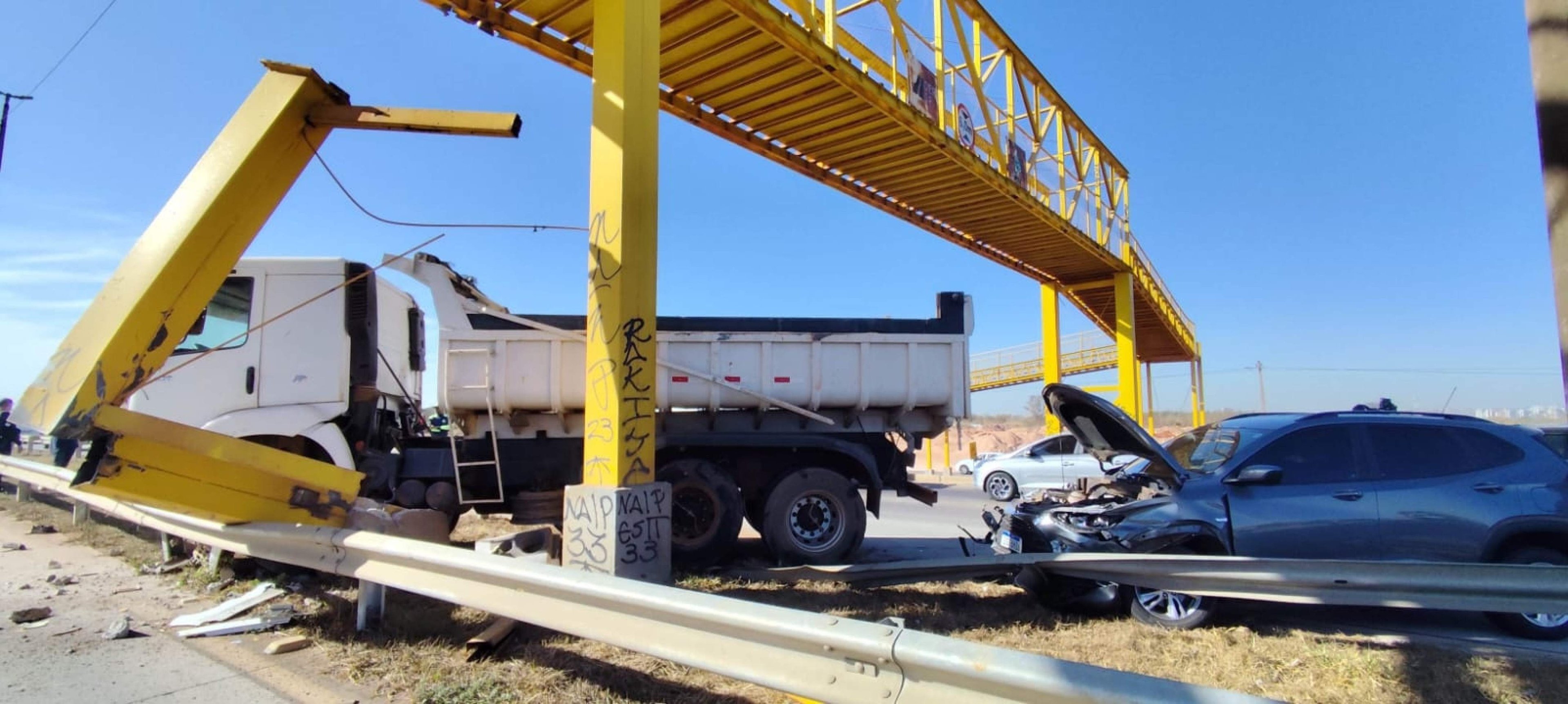Caminhão bate em passarela de pedestres na Estrutural após acidente com carro 