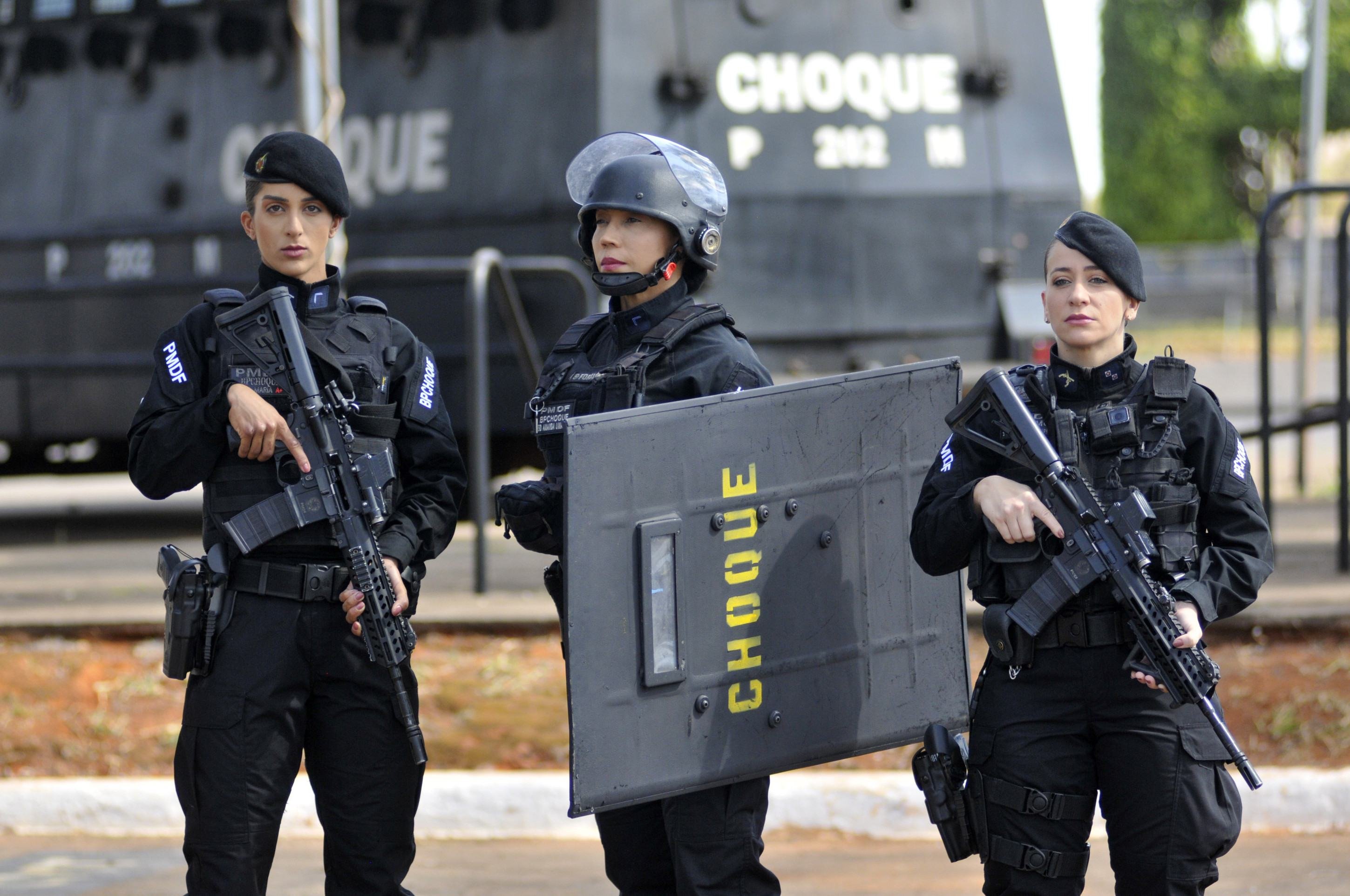  Soldada Maria, Soldada Amanda(escudo) eTenente Jaqueline Teixeira.
