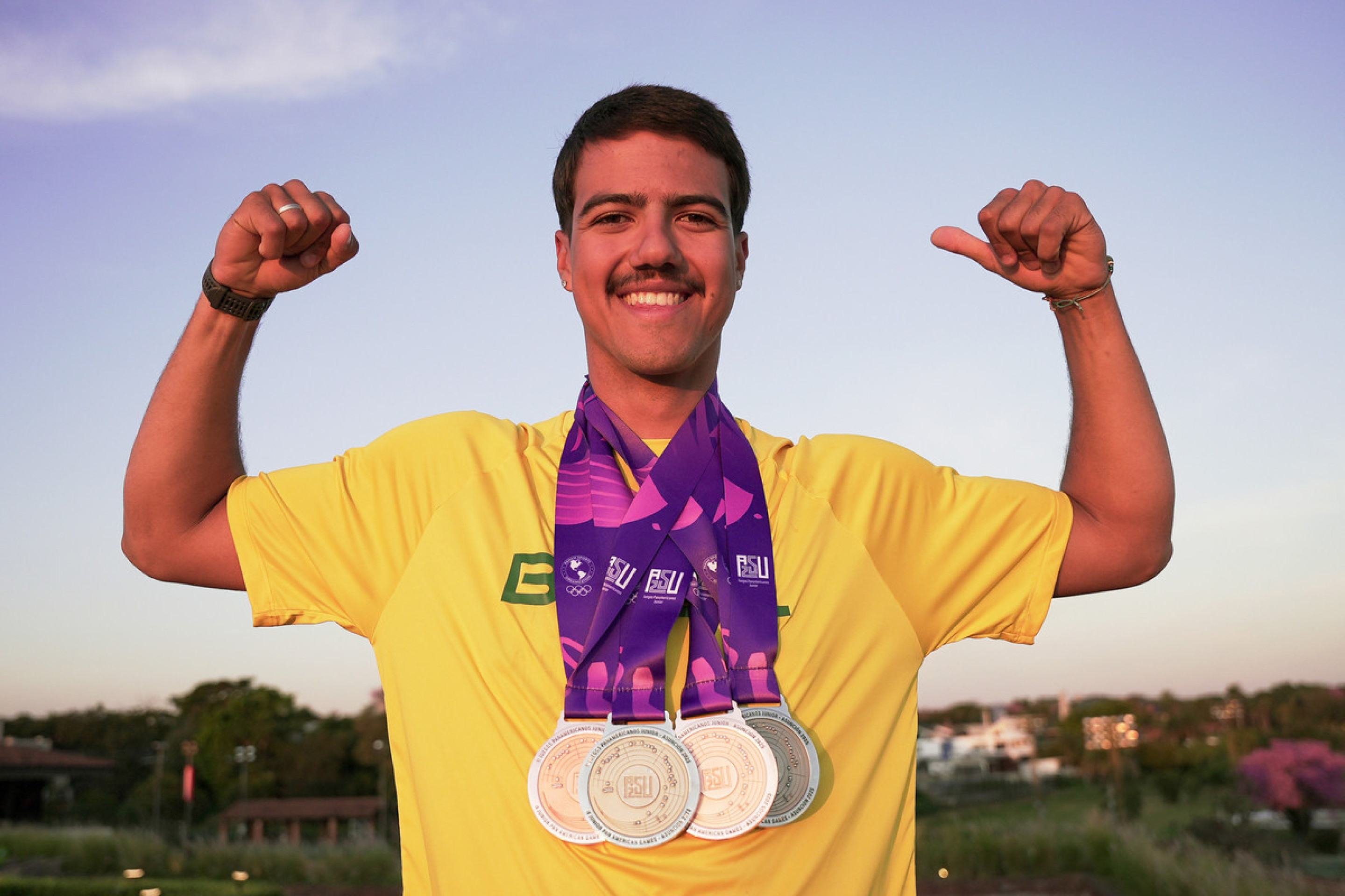 Miguel Marques, atleta de Remo do Time Brasil, posa para fotos com suas medalhas   