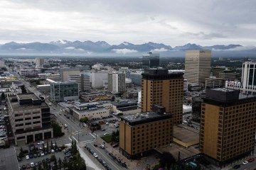 Vista aérea do centro de Anchorage, com as Montanhas Chugach ao fundo: futuro da Ucrânia será discutido em base militar - (crédito: Drew Angerer/AFP)