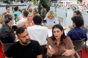 Ao concluir o evento, os participantes celebram por terem 'aprendido coisas', trocam números de telefone com seus novos conhecidos -  (crédito:  AFP)
