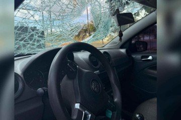 O motorista estava lesionado e recebeu atendimento do Corpo de Bombeiros Militar do Distrito Federal (CBMDF) -  (crédito: Divulgação/PMDF)