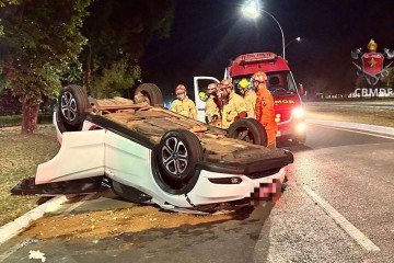 A Polícia Militar (PMDF) ficou responsável por preservar o local do acidente -  (crédito: Divulgação/CBMDF)