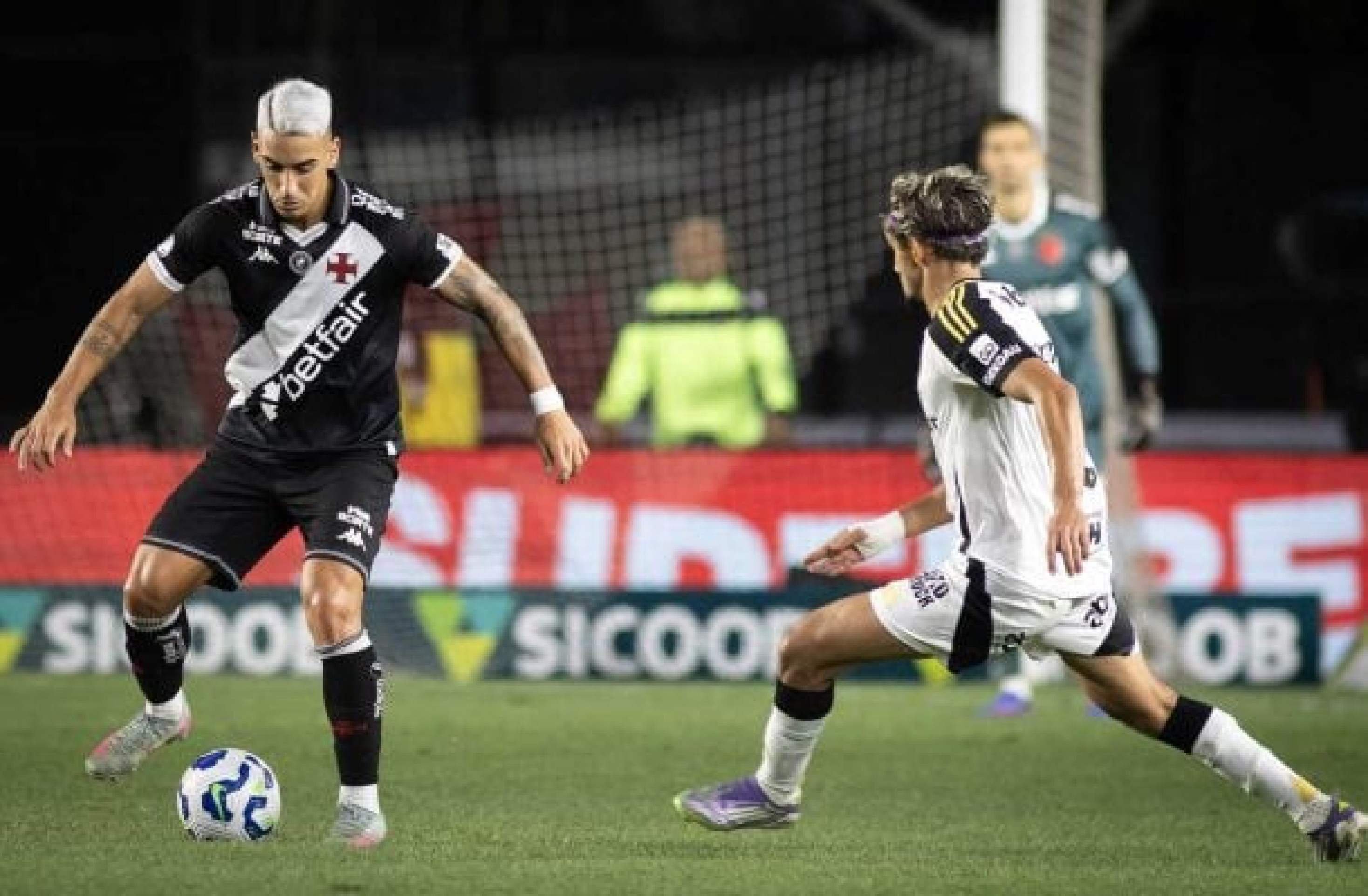 Puma completa 100 jogos pelo Vasco e recebe homenagem