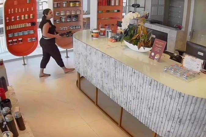 Tainá Monteiro, 35 anos, fingia ser cliente e, pelo WhatsApp, fazia os pedidos em nome de terceiros. Ela foi presa após comprar R$ 9 mil em uma farmácia com comprovantes falsos de Pix - (crédito: Material cedido ao Correio) Tainá Monteiro, 35 anos, fingia ser cliente e, pelo WhatsApp, fazia os pedidos em nome de terceiros. Ela foi presa após comprar R$ 9 mil em uma farmácia com comprovantes falsos de Pix - (crédito: Material cedido ao Correio)