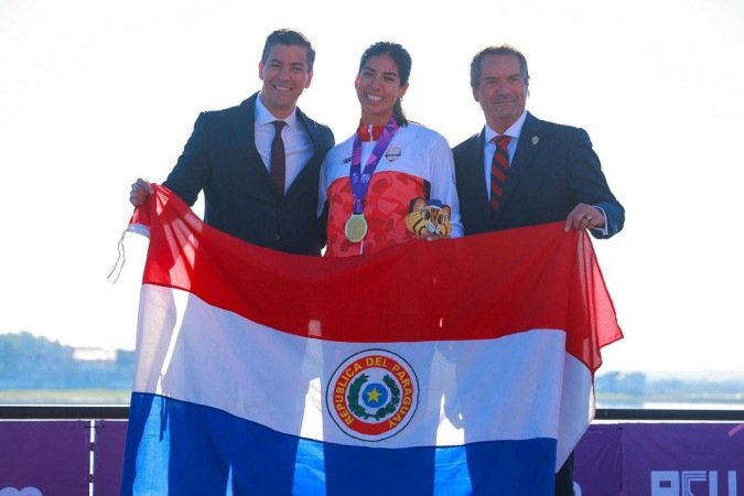 Primeira medalhista de ouro dos Jogos Pan-Americanos Júnior de Assunção-2025, paraguaia Nicole Martínez vibrou no pódio com a bandeira do país