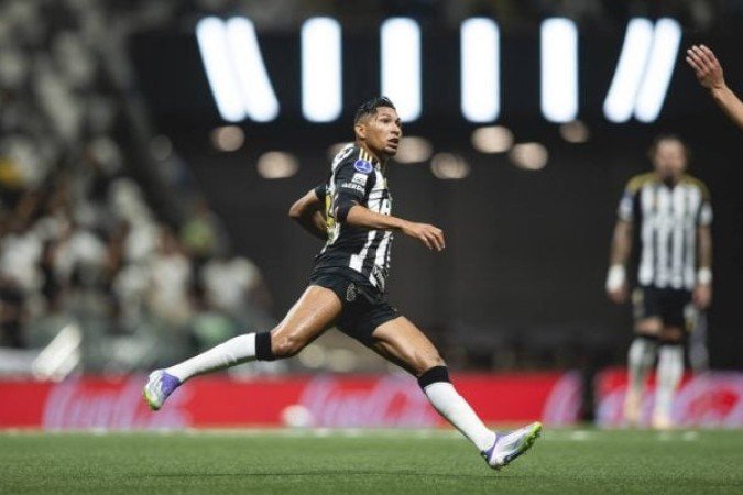 RONY - Enquanto esteve em campo, foi um dos que mais tentaram. Teve uma ótima cabeçada defendida pelo goleiro e participou do lance do gol anulado. Foi substituído no intervalo. NOTA: 6,0. Foto: Pedro Souza/Atlético
