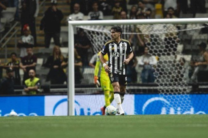 JUNIOR ALONSO - Partida infeliz do zagueiro. Cometeu o erro primário no corte que originou o gol adversário e ainda recebeu um cartão amarelo. Uma falha que quase custou caro. NOTA: 4,0. Foto: Pedro Souza/Atlético