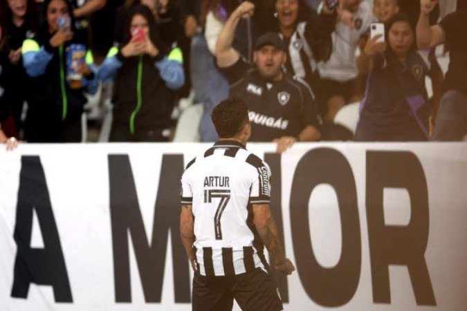 Artur corre para comemora o seu gol para o Botafogo, logo aos 14 segundos de jogo  -  (crédito: Foto: Vitor Silva/Botafogo)