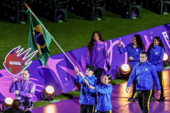 Escolhidos pelo COB, Filipe Mota e Juliana Viana carregaram a bandeira do Brasil na cerimônia de abertura de Assunção-2025     -  (crédito: Miriam Jeske/COB)