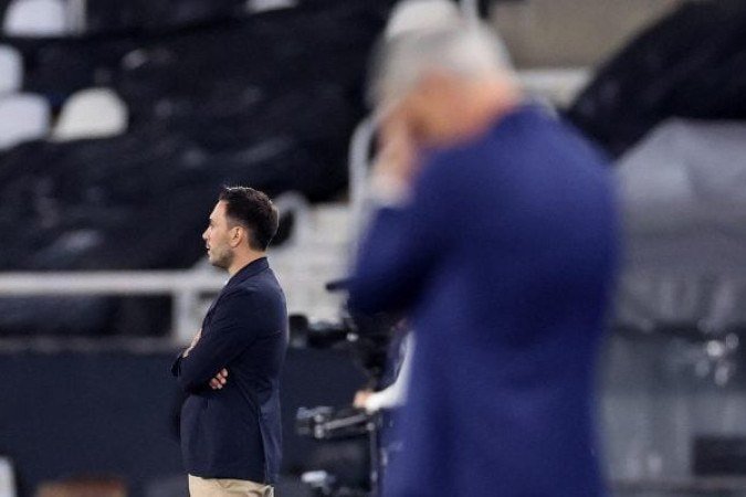 TÃ?CNICO: DAVID ANCELOTTI - O Botafogo apresentou altos e baixos durante o jogo. De bom, a qualidade defensiva. De ruim, um ataque pouco efetivo que dependeu primeiramente de Artur e, depois, de Matheus Martins, lobos solitÃ¡rios num ataque que era pouco incisivo. NOTA 5,5. Foto: Vitor Silva/Botafogo.