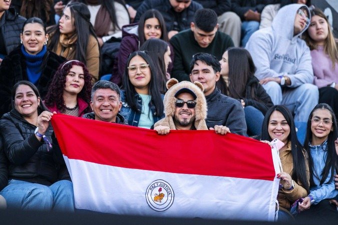 Paraguaio exibe a bandeira no Defensores del Chaco: prática de orgulho comum durante o Pan Júnior