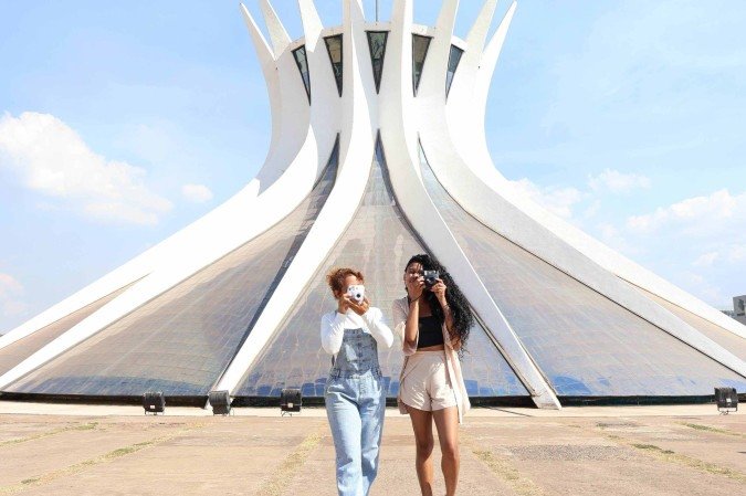 Ranyellen e Ana (da esquerda para a direita) registram memórias de turistas e moradores na Catedral de Brasília -  (crédito:  Bruna Gaston CB/DA Press)