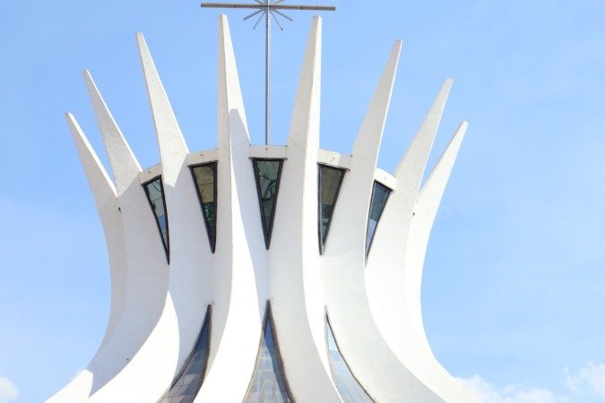 Ranyellen e Ana (da esquerda para a direita) registram memórias de turistas e moradores na Catedral de Brasília      