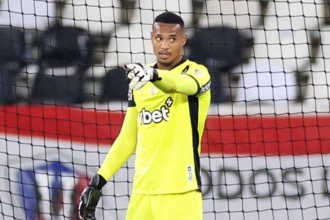 JOHN – Defesa cinematográfica em voleio de Cardona. Alguns problemas nas saídas de bola, mas seguro debaixo das traves nesta a volta ao time. NOTA: 6,5. Foto: Vitor Silva