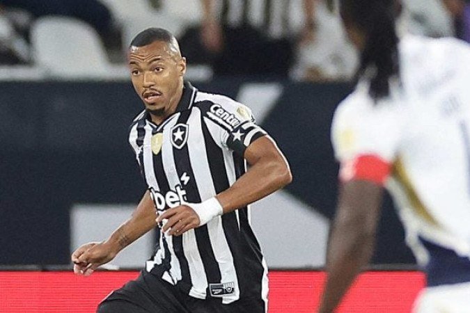 MARLON FREITAS – Assim como Danilo, foi seguro na marcação e na saída de bola, mas apareceu pouco no apoio ofensivo. Pelo excelente jogo defensivo, o melhor da meiúca NOTA: 7,0. Foto: Vitor Silva