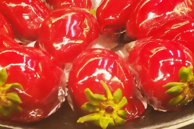 Higienizar a fruta antes de fazer morango do amor evita contaminação e riscos à saúde (Imagem: Divulgação | Elemara Duarte) - (crédito: EdiCase) Higienizar a fruta antes de fazer morango do amor evita contaminação e riscos à saúde (Imagem: Divulgação | Elemara Duarte) - (crédito: EdiCase)