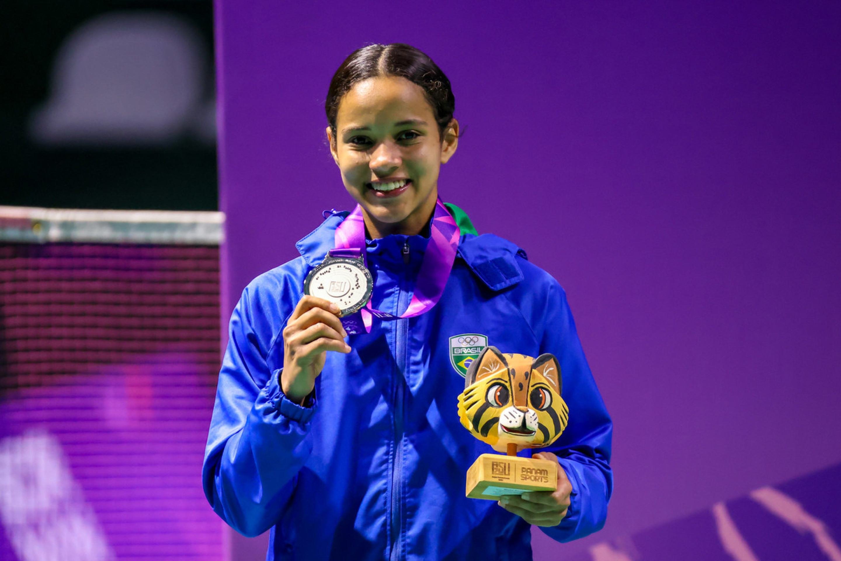 Juliana Viana conquistou uma prata individual e um ouro nas duplas do badminton