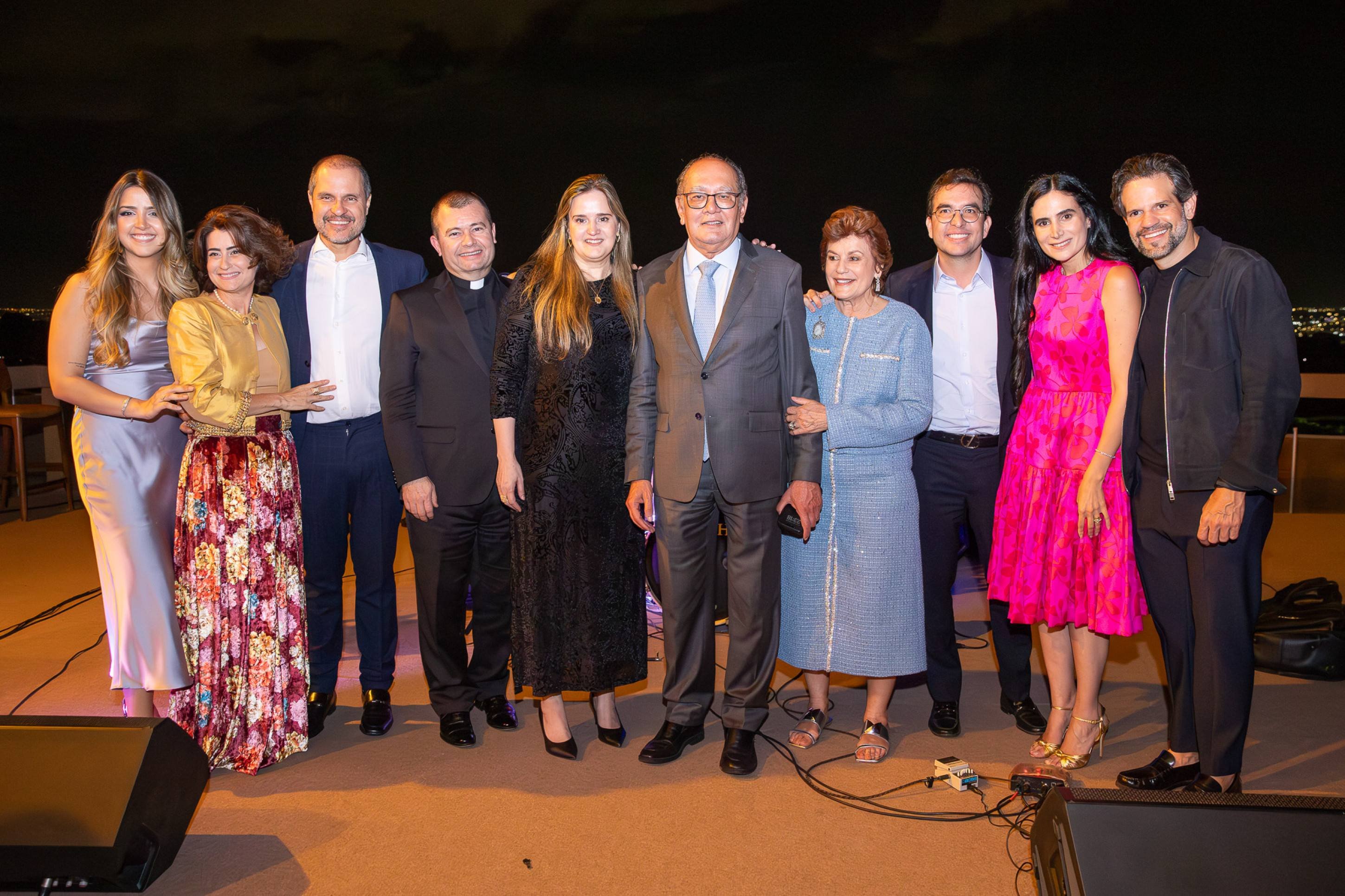 1-Joanna e Ketlin Feitosa, Kiko Scartezini, padre Antônio Guerra, Larissa Feitosa, Gilmar e Guiomar Mendes, Thiago Teixeira, Maria Carolina Feitosa e Arnaldo Pinho