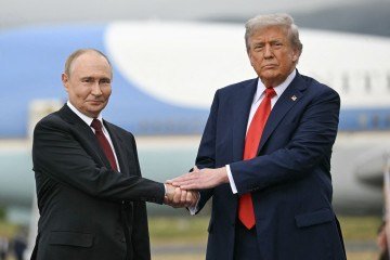 Trump cumprimenta Putin logo após desembarcarem na Base Aérea de Elmendorf-Richardson, em Anchorage, na tarde
de ontem - (crédito: Andrew Caballero-Reynolds/AFP) Trump cumprimenta Putin logo após desembarcarem na Base Aérea de Elmendorf-Richardson, em Anchorage, na tarde
de ontem - (crédito: Andrew Caballero-Reynolds/AFP)