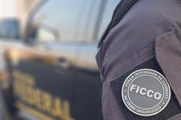 Agente com farda da Força Integrada de Combate ao Crime Organizado do Distrito Federal (FICCO/DF) -  (crédito: Divulgação/PF)