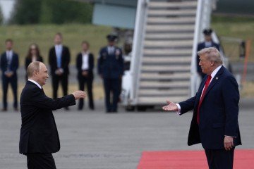 Presidentes Donald Trump e Vladimir Putin se reúnem no estado do Alasca -  (crédito: ANDREW CABALLERO-REYNOLDS / AFP)