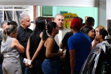 Revoltados, familiares se aglomeraram na porta da delegacia -  (crédito: Héliton Moreira/TV Brasília)