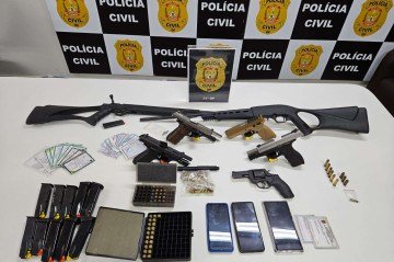 Um homem de 41 é preso com arsenal de armas de uso restrito em Planaltina -  (crédito: PCDF)