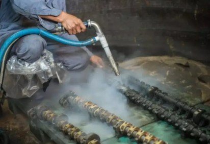 Na indústria, o gelo seco pode ser utilizado na montagem e no ajuste de peças por retração a frio, retificação criogênica ou rebarbação de plásticos e borrachas moldadas. -  (crédito: Divulgação)