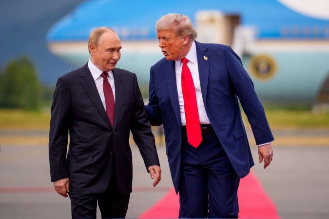  ANCHORAGE, ALASKA - AUGUST 15: (EDITOR'S NOTE: Alternate Crop) U.S. President Donald Trump (R) greets Russian President Vladimir Putin as he arrives at Joint Base Elmendorf-Richardson on August 15, 2025 in Anchorage, Alaska. The two leaders are meeting for peace talks aimed at ending the war in Ukraine.   Andrew Harnik/Getty Images/AFP (Photo by Andrew Harnik / GETTY IMAGES NORTH AMERICA / Getty Images via AFP)
       -  (crédito:  Getty Images via AFP)
