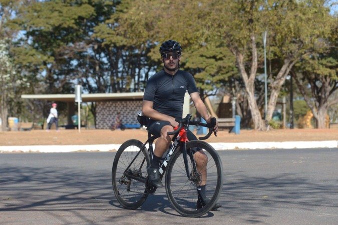 Os benefícios do ciclismo para o professor de matemática Pedro Resende são inúmeros -  (crédito:  Ed Alves CB/DA Press)
