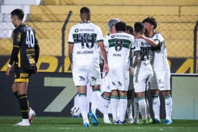 Jogadores do Coxa comemoram gol sobre o Novorizontino, no interior paulista - (crédito: Foto: Gabriel Thá | Coritiba) Jogadores do Coxa comemoram gol sobre o Novorizontino, no interior paulista - (crédito: Foto: Gabriel Thá | Coritiba)