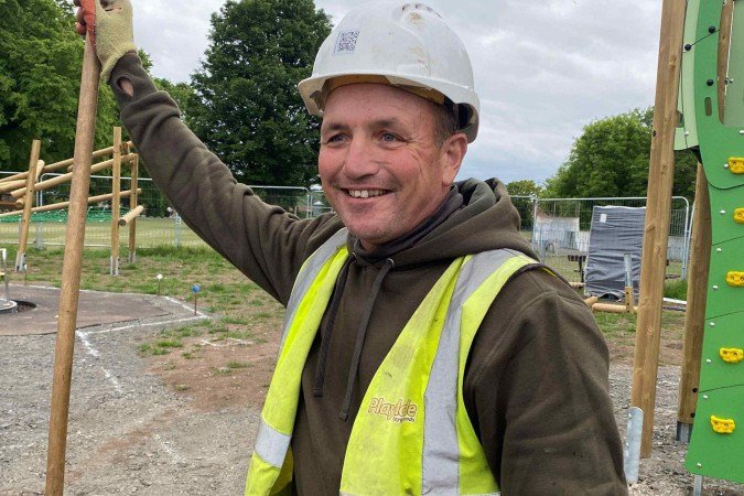 Os dois primeiros dias de escavações revelaram tantas bombas que todo o parque teve que ser escavado - (crédito: Mark Mather) Os dois primeiros dias de escavações revelaram tantas bombas que todo o parque teve que ser escavado - (crédito: Mark Mather)