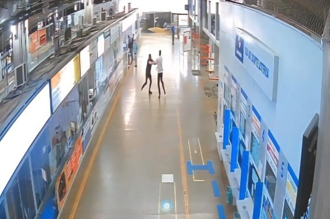 Vídeo: funcionário e motorista de aplicativos saem no tapa em rodoviária - (crédito: Reprodução/redes sociais) Vídeo: funcionário e motorista de aplicativos saem no tapa em rodoviária - (crédito: Reprodução/redes sociais)