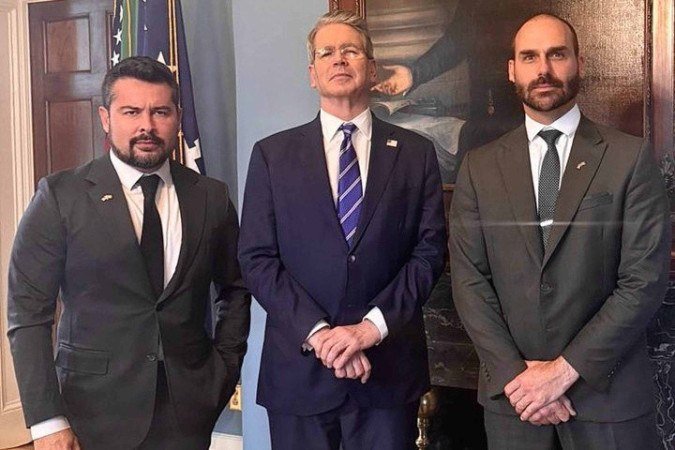 Eduardo Bolsonaro e Paulo Figueiredo foram recebidos por Scott Bessent na quarta-feira -  (crédito: Reprodução/Redes sociais)