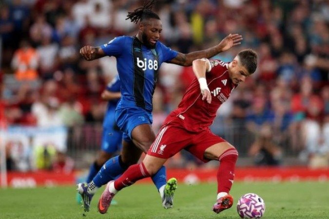 Jogadores de Liverpool e Bournemouth em disputa de bola na Premier League - (crédito: Foto: Michael Steele/Getty Images) Jogadores de Liverpool e Bournemouth em disputa de bola na Premier League - (crédito: Foto: Michael Steele/Getty Images)